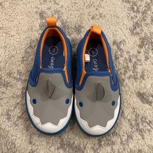 Size 6 toddler boy shark shoes, worn once